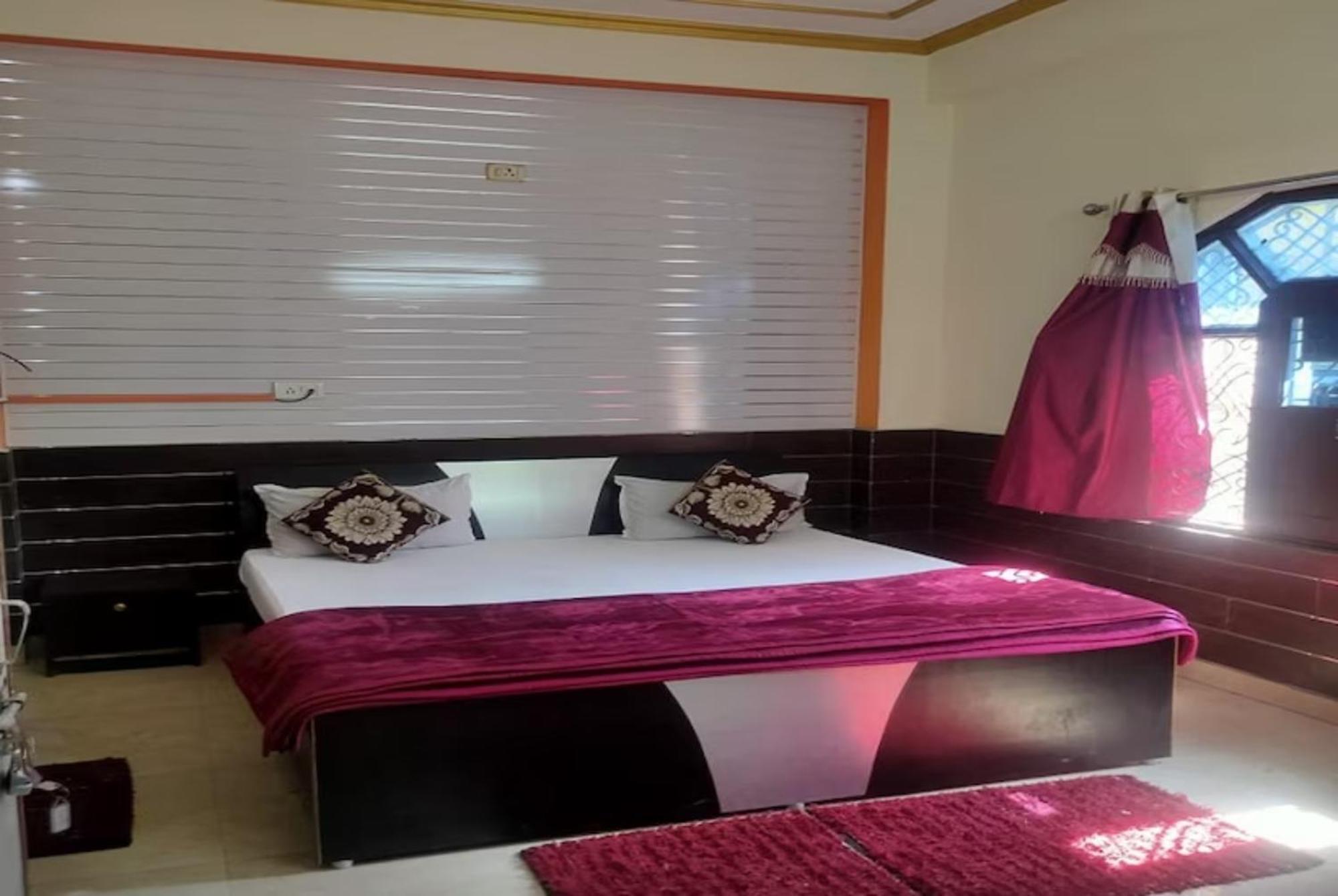 Goroomgo New Ashiyana Palace - Fully-air-conditioned At Prime Location With Wifi , Near-kashi-vishwanath-temple, And-ganga-ghat - Best In