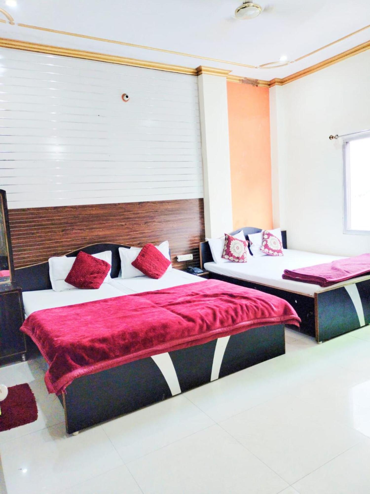 Goroomgo New Ashiyana Palace - Fully-air-conditioned At Prime Location With Wifi , Near-kashi-vishwanath-temple, And-ganga-ghat - Best In 3*