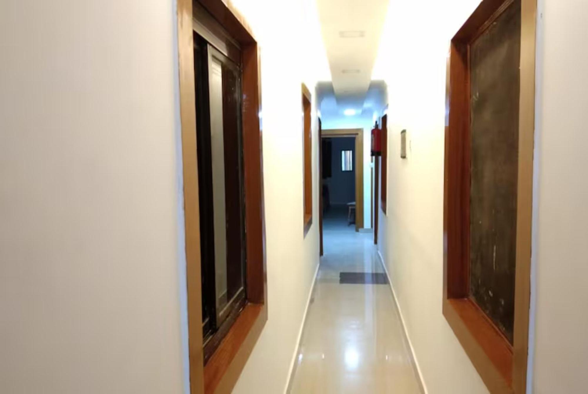Goroomgo New Ashiyana Palace - Fully-air-conditioned At Prime Location With Wifi , Near-kashi-vishwanath-temple, And-ganga-ghat - Best In Varanasi