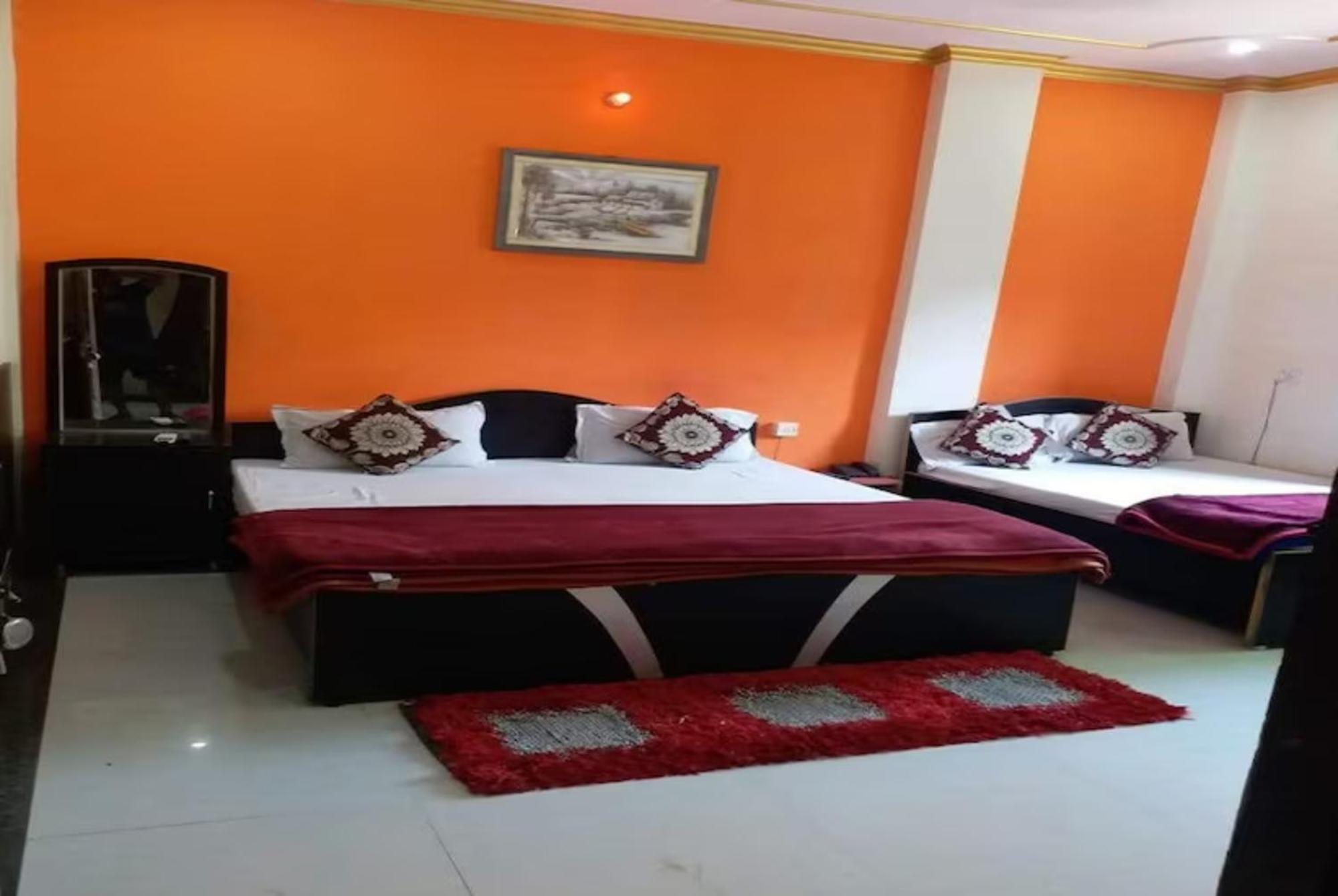 Hotel Goroomgo New Ashiyana Palace - Fully-air-conditioned At Prime Location With Wifi , Near-kashi-vishwanath-temple, And-ganga-ghat - Best In 3*