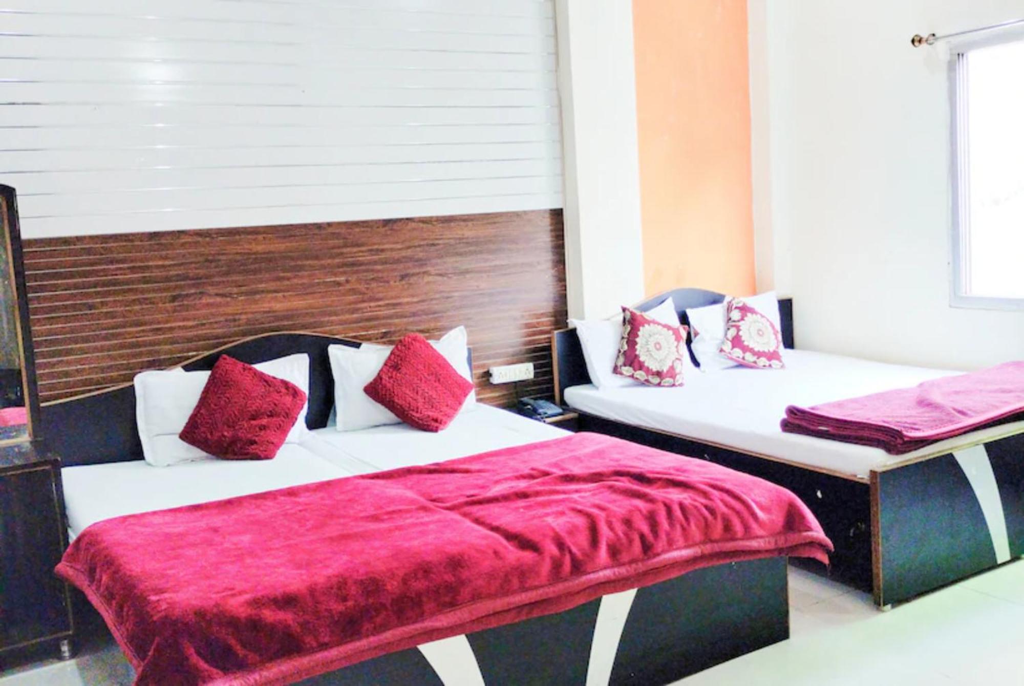Hotel Goroomgo New Ashiyana Palace - Fully-air-conditioned At Prime Location With Wifi , Near-kashi-vishwanath-temple, And-ganga-ghat - Best In 3*