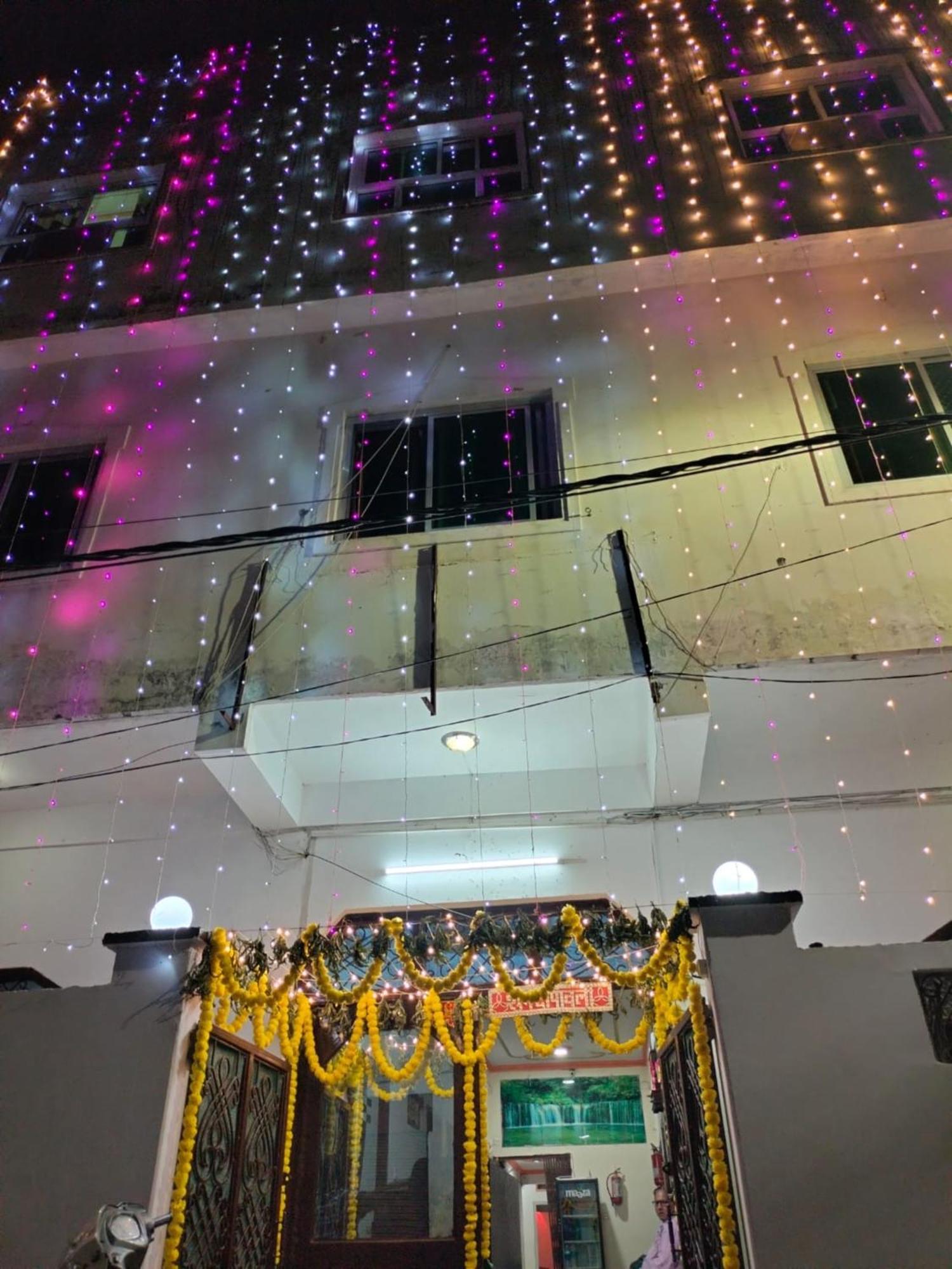 Goroomgo New Ashiyana Palace - Fully-air-conditioned At Prime Location With Wifi , Near-kashi-vishwanath-temple, And-ganga-ghat - Best In 3* Varanasi