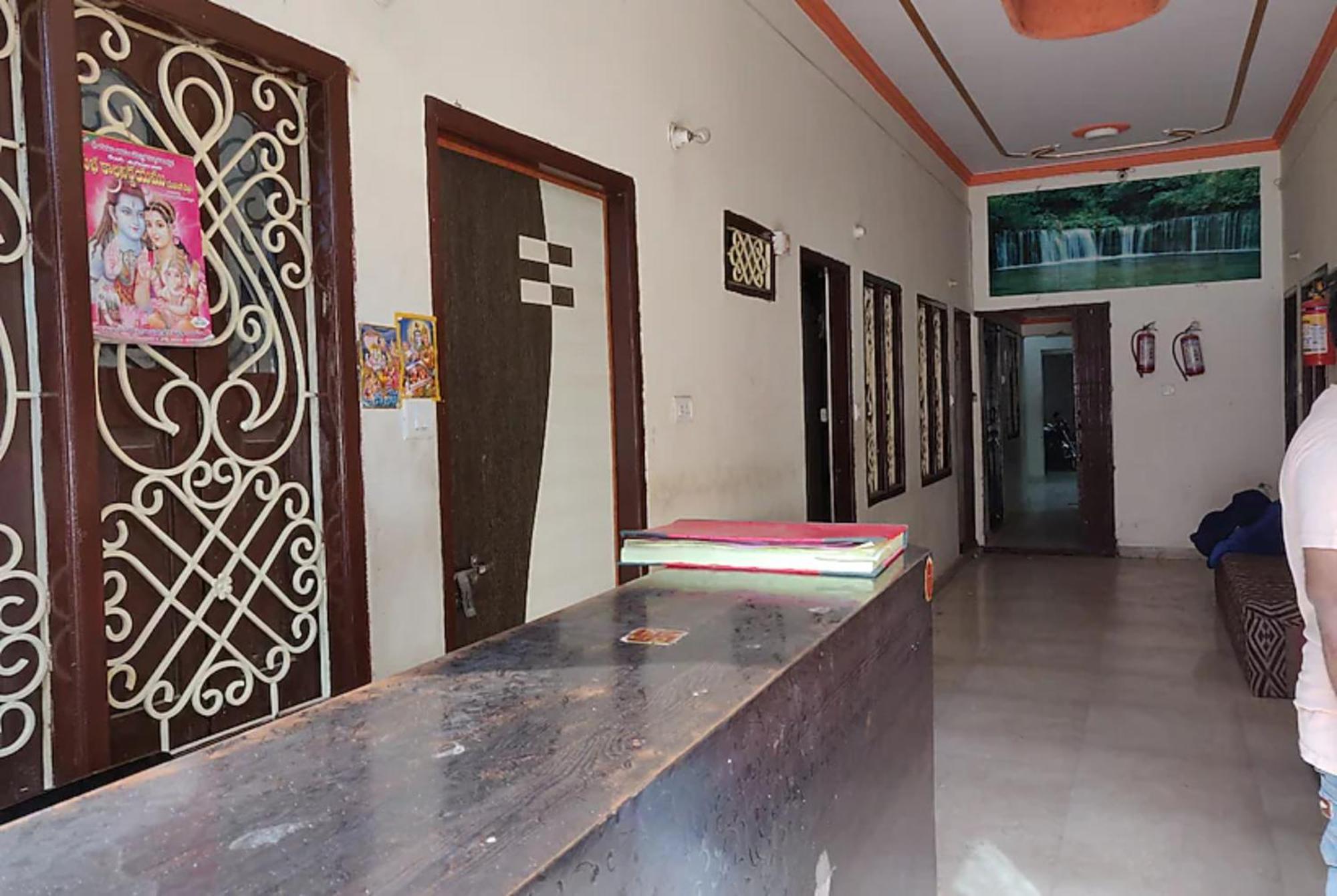 Goroomgo New Ashiyana Palace - Fully-air-conditioned At Prime Location With Wifi , Near-kashi-vishwanath-temple, And-ganga-ghat - Best In