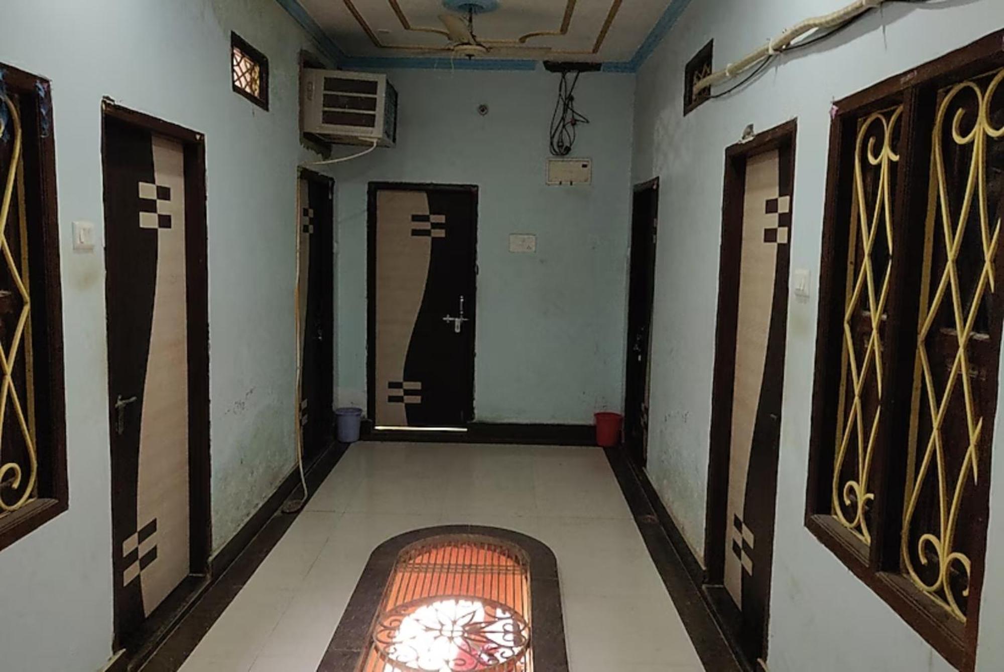 Goroomgo New Ashiyana Palace - Fully-air-conditioned At Prime Location With Wifi , Near-kashi-vishwanath-temple, And-ganga-ghat - Best In Hotel 3*